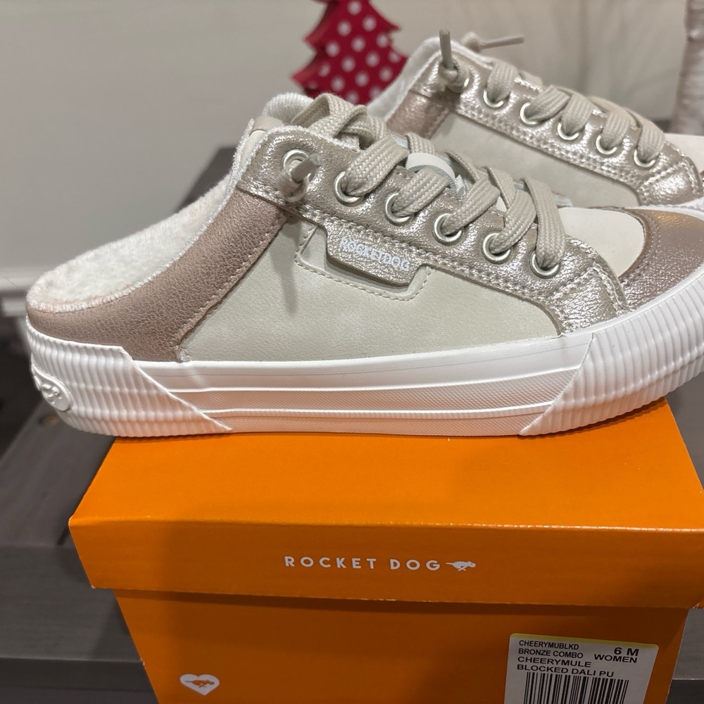 Rocket Dog Cream and White Casual Sneakers